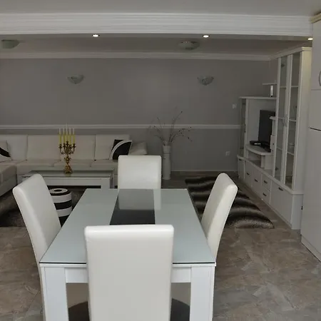 Royal Menex Apartman *